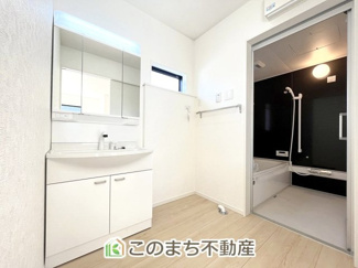 【洗面所】 | CRADLEGARDEN小山市東間々田第7　7号棟 | シャンプードレッサーで朝の身支度♪伸びるホースでお掃除も簡単清潔です！