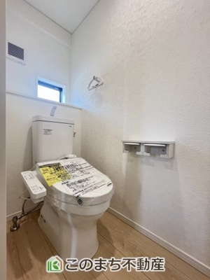 【トイレ】 | CRADLEGARDEN小山市東間々田第7　7号棟 | 小窓から換気ができて清潔なトイレスペース☆