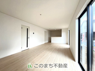 【居間・リビング】 | CRADLEGARDEN小山市東間々田第7　7号棟 | お手入れのしやすいフローリング仕様です。普段はフロアモップなどを使って、簡単にお掃除していただけます◎