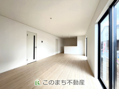 【居間・リビング】 | CRADLEGARDEN小山市東間々田第7　7号棟 | お手入れのしやすいフローリング仕様です。普段はフロアモップなどを使って、簡単にお掃除していただけます◎