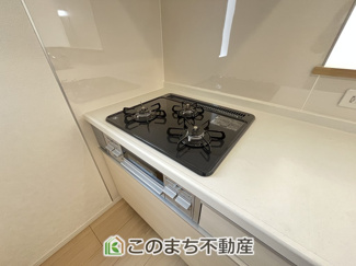 【キッチン】 | CRADLEGARDEN小山市東間々田第7　7号棟 | 三ツ口コンロ採用で、同時調理もスムーズ◎！お料理を並べられるカウンター付きで、配膳・片付けをサポート！リビングで過ごすご家族とコミュニケーションを楽しみながら作業可能です♪
