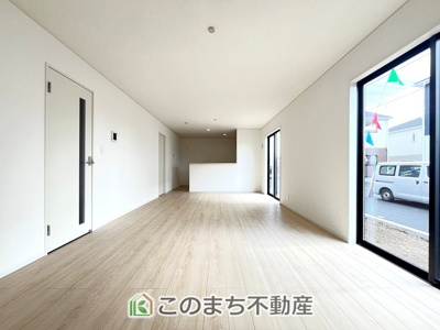 【居間・リビング】 | CRADLEGARDEN小山市東間々田第7　7号棟 | 開放感のある広々としたリビング☆家族みんなでゆったりくつろげます♪
南側から暖かな日差しが差し込みます♪キッチンからリビングの様子がよく見渡せます☆