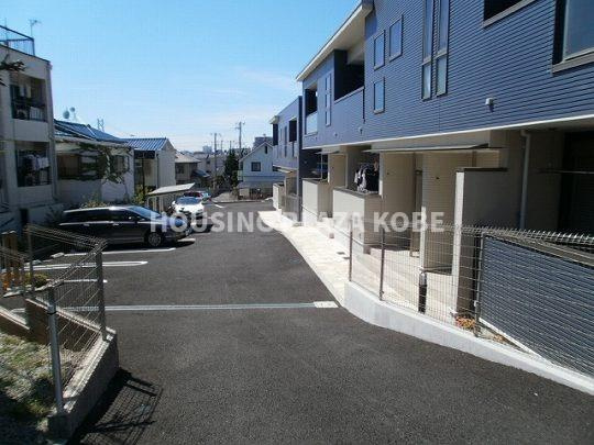 ピングーEASTの駐車場