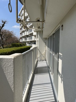 【バルコニー】 | 新ゆりグリーンタウンアカシア街区８号棟 | ゆとりあるバルコニーは開放感良好。洗濯やガーデニングなど多用途に活躍します。