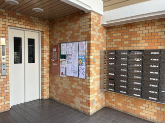 【その他共用部分】 | 新ゆりグリーンタウンアカシア街区８号棟 | 集合ポストが設置されたエレベーターホール