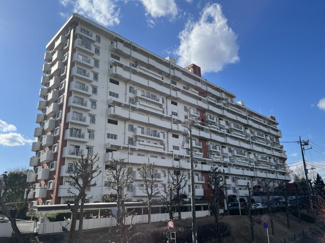 【外観】 | 新ゆりグリーンタウンアカシア街区８号棟 | 存在感のある大型団地、新ゆりグリーンタウン