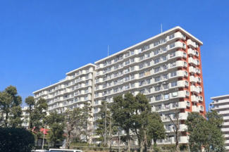 【外観】 | 新ゆりグリーンタウンアカシア街区８号棟 | 存在感のある大型団地、新ゆりグリーンタウン