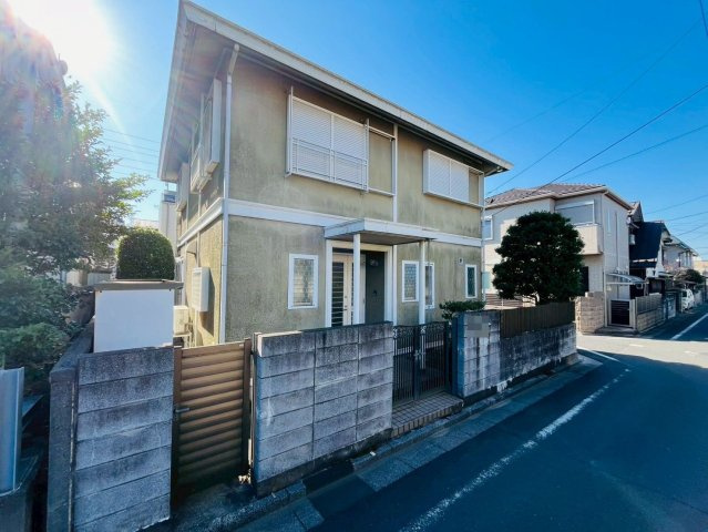 【外観】 | 練馬区大泉学園町５丁目　中古戸建て | 落ち着いた色合いの外観。周辺環境とも調和した佇まいです