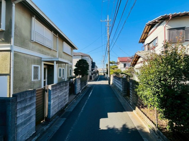 【前面道路含む現地写真】 | 練馬区大泉学園町５丁目　中古戸建て | 住宅街ならではの、静かで穏やかな前面道路に面しています