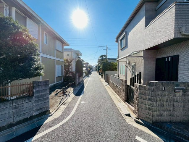 【前面道路含む現地写真】 | 練馬区大泉学園町５丁目　中古戸建て | 歩行者や自転車の確認がしやすい、見通しの良い前面道路です