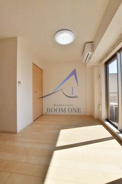 サン　ガーデンの居間・リビング|洋室のお部屋です。