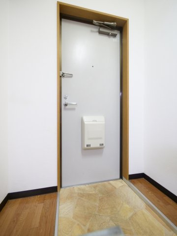 メゾンドゥクロワの玄関|※写真は別の部屋のものです。