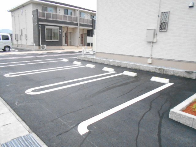 フォン　リシェスⅡの駐車場