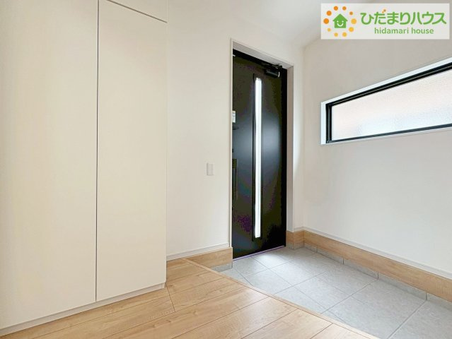ひたちなか市田彦1期　新築戸建の玄関|スニーカーマニアも納得の天井まであるシューズボックス!(^^)!