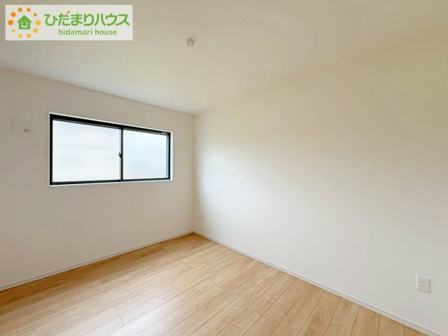 ひたちなか市田彦1期　新築戸建の洋室|広めの主寝室は、ベッドの他にもパソコンデスクやドレッサーなども置けちゃいます(*^-^*)