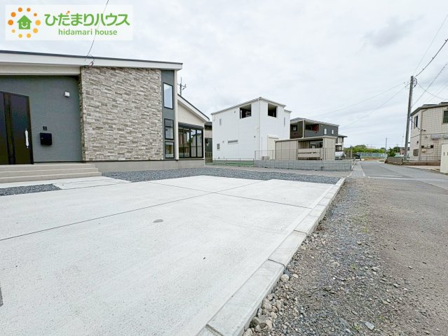ひたちなか市田彦1期　新築戸建の駐車場|ゆったりとしたカースペースで、ファミリーカーや軽自動車もラクラク駐車出来ますね♪