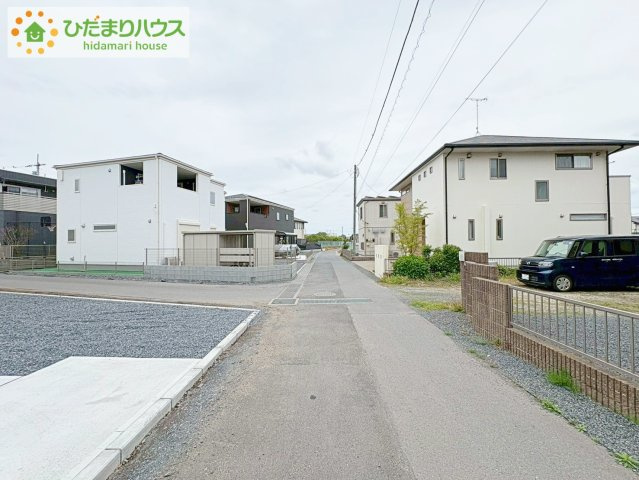 ひたちなか市田彦1期　新築戸建の前面道路含む現地写真|角地につき日当たり・風通し良好です☆