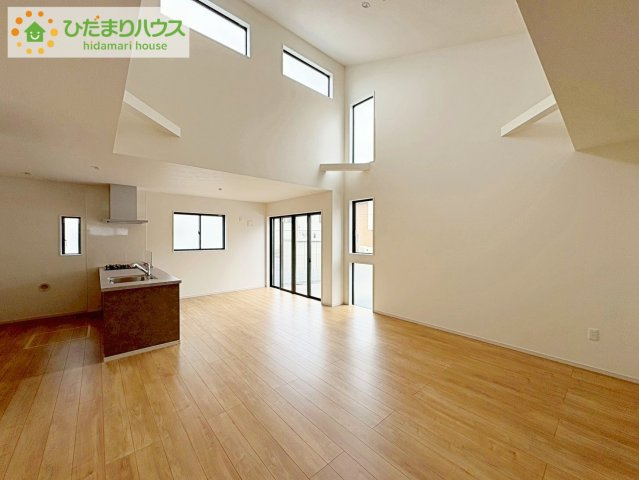 ひたちなか市田彦1期　新築戸建の居間・リビング|リビング大きな窓からは、暖かな日の光が降り注ぎます・・・