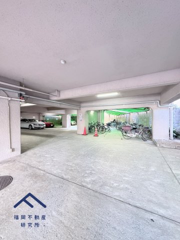 エクセレンス谷の駐車場