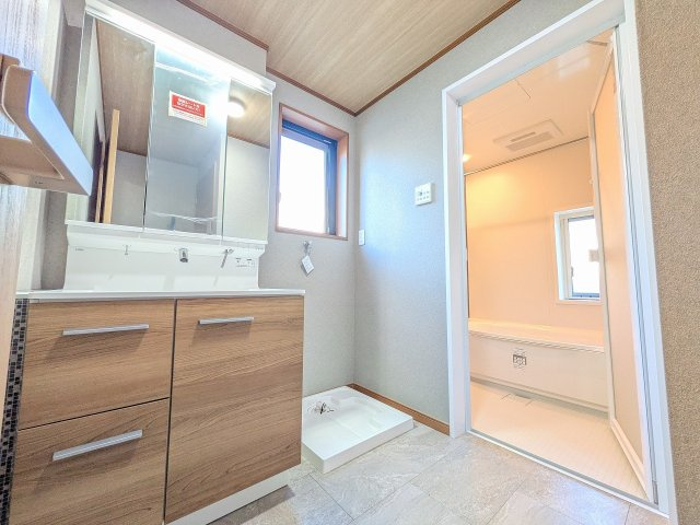 八王子市　中野山王　中古戸建ての独立洗面台|～新規交換済、３面鏡付き独立洗面台　細々している物をスッキリ収納出来ます～