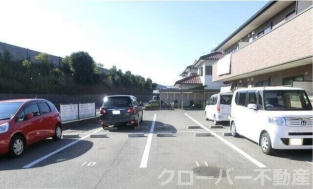 フォブール中村の駐車場