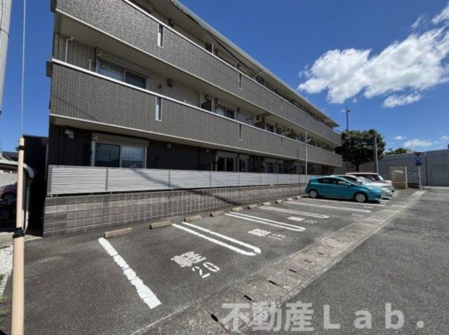 アザックけやき通りの駐車場