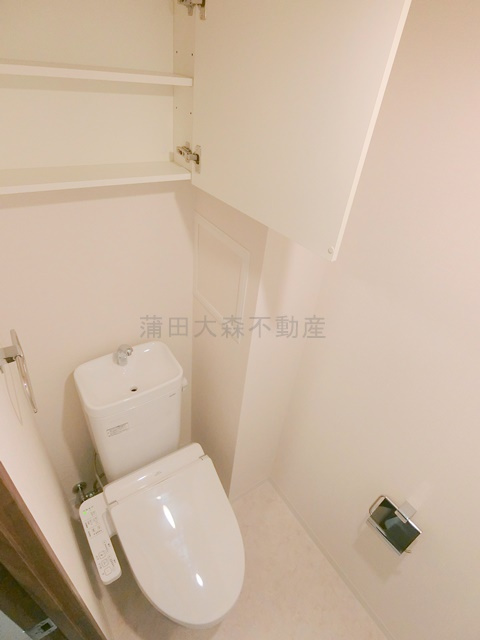 ES－Grande大森のトイレ|棚収納と温水洗浄便座付きのトイレ　