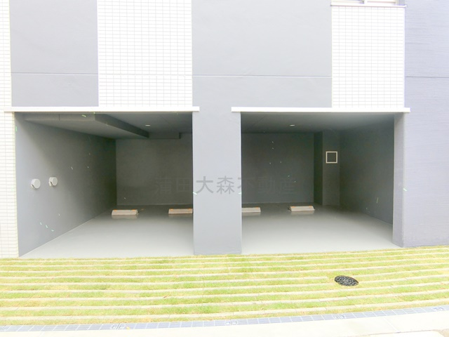 ES－Grande大森の駐車場|敷地内屋根付き平置き駐車場2台49.500円　空き状況等詳細はお問合せ下さい。