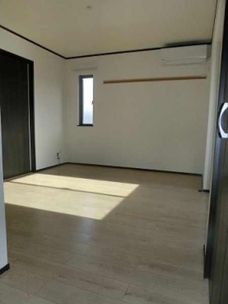 クローバーの洋室