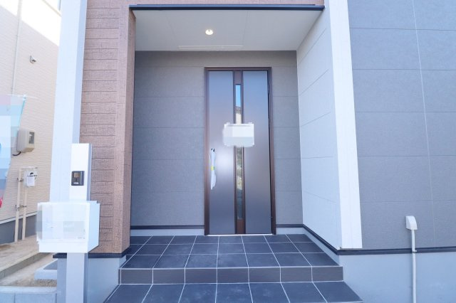 郡山市安積町荒井字安倍　　　　1号棟　　　安積第1小学校、安積中学区　の玄関