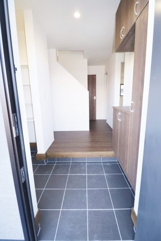 郡山市安積町荒井字安倍　　　　1号棟　　　安積第1小学校、安積中学区　の玄関