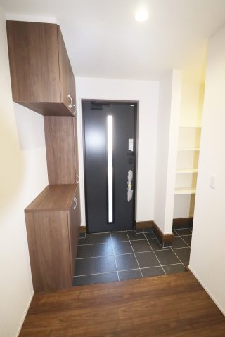 郡山市安積町荒井字安倍　　　　1号棟　　　安積第1小学校、安積中学区　の玄関