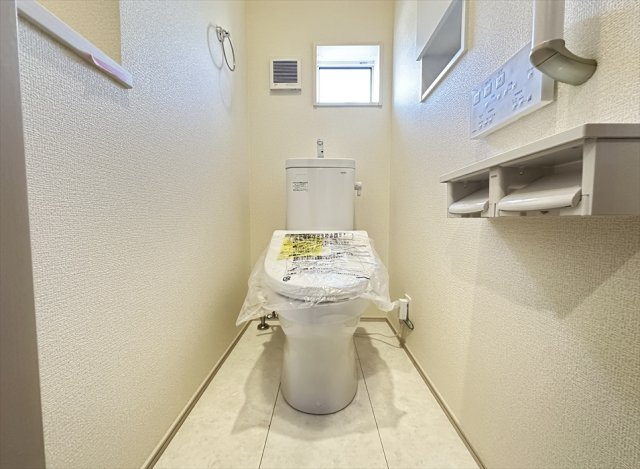 【トイレ】 | 志木市下宗岡4丁目　新築一戸建住宅　全1棟　(志木本店) | 1階トイレ／衛生用品やトイレットペーパー、掃除グッズの保管に便利な壁面収納付でスッキリしたトイレ空間を維持できます。