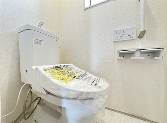 【トイレ】 | 志木市下宗岡4丁目　新築一戸建住宅　全1棟　(志木本店) | 2階トイレ／各トイレは家族を感染症から守る温水洗浄便座を完備。手すりも設けられているので永く安心してお使いいただけます。