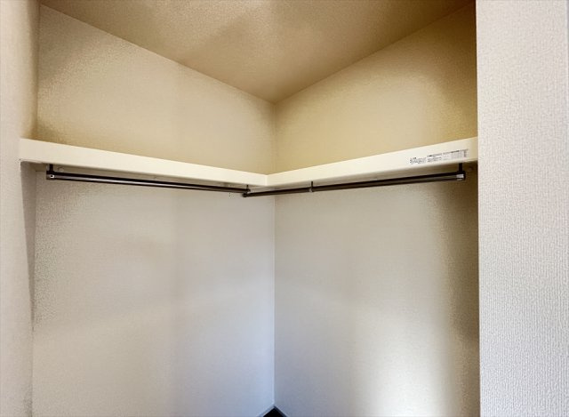 【収納】 | 志木市下宗岡4丁目　新築一戸建住宅　全1棟　(志木本店) | オープン型のウォークインクローゼットは扉開閉分のスペースも不要で、さらに湿気がこもりにくく衣類や革製品などの保管も安心。