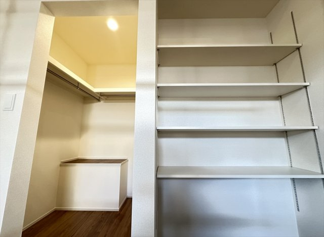 【収納】 | 志木市下宗岡4丁目　新築一戸建住宅　全1棟　(志木本店) | 5.6帖の洋室には可動棚とWICで豊富な収納。
こちらもオープン型のウォークインクローゼットです。