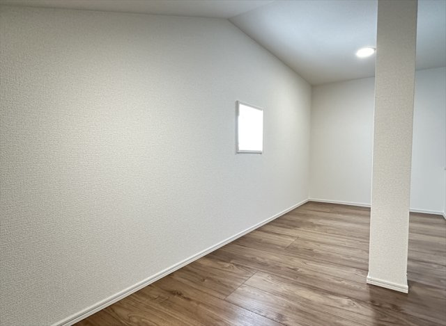 【内装】 | 志木市下宗岡4丁目　新築一戸建住宅　全1棟　(志木本店) | 5.6帖の洋室にはロフトもあるのでシーズングッズやスーツケースなど嵩張る荷物もたっぷり保管できます。