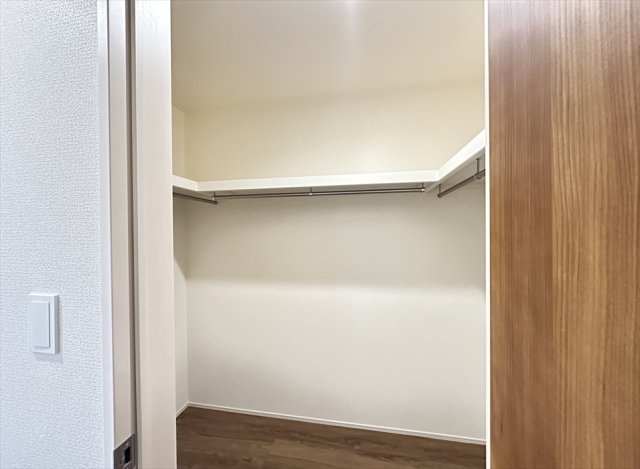 【収納】 | 志木市下宗岡4丁目　新築一戸建住宅　全1棟　(志木本店) | コの字にハンガーパイプ・枕棚が設けられた大容量の納戸。