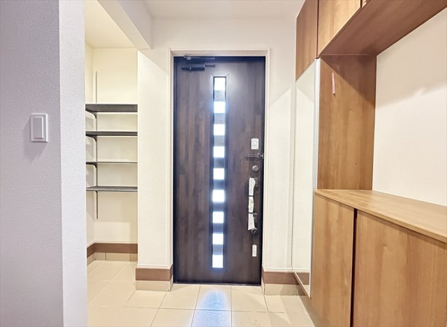 【玄関】 | 志木市下宗岡4丁目　新築一戸建住宅　全1棟　(志木本店) | 採光窓から優しい自然光が入る明るく開放的な玄関。
土間収納には可動棚が設けられているのでアウトドア用品も保管できます。