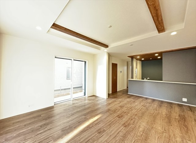 【居間・リビング】 | 志木市下宗岡4丁目　新築一戸建住宅　全1棟　(志木本店) | 折上天井やアクセントクロスでメリハリのあるファミリー空間を演出。