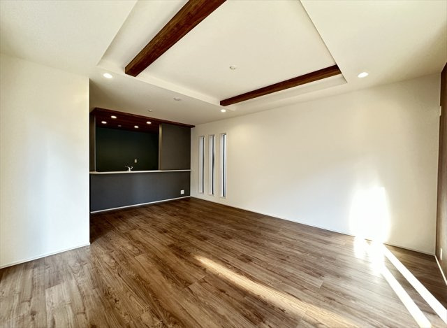 【居間・リビング】 | 志木市下宗岡4丁目　新築一戸建住宅　全1棟　(志木本店) | 18.5帖の広々としたLDKは南東向きで陽当たり良好です。