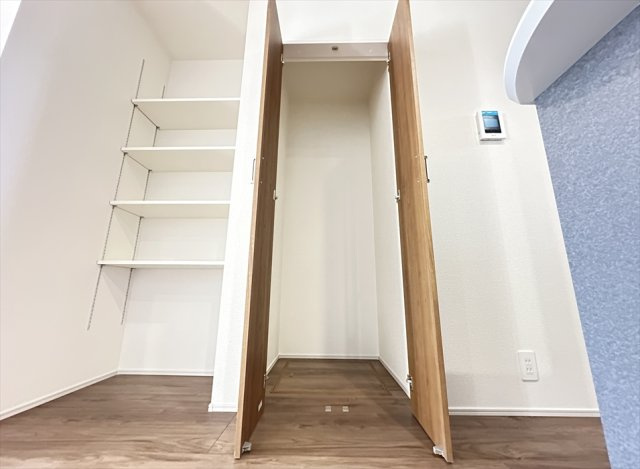 【収納】 | 志木市下宗岡4丁目　新築一戸建住宅　全1棟　(志木本店) | リビングには可動棚や収納が設けられているので日用品の買い置きや掃除家電などもまとめて収納できます。