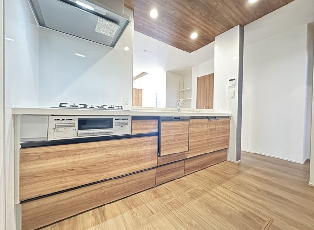 【キッチン】 | 志木市下宗岡4丁目　新築一戸建住宅　全1棟　(志木本店) | 忙しい朝や子育てに忙しいご家庭に便利な食洗機付。食器洗いの手間が省けるので、その分家族との時間や「自分時間」を増やせます。