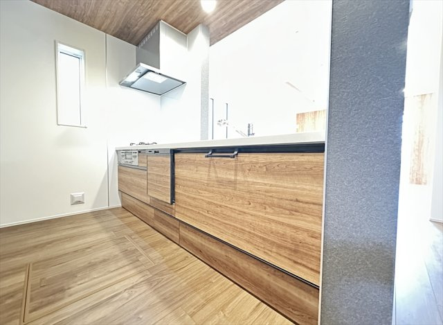 【キッチン】 | 志木市下宗岡4丁目　新築一戸建住宅　全1棟　(志木本店) | リビング全体が見渡せる対面キッチンなので、お料理中もお子様の様子を見守ることができます。