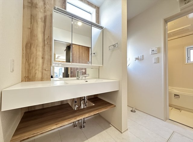 【独立洗面台】 | 志木市下宗岡4丁目　新築一戸建住宅　全1棟　(志木本店) | ワイドカウンターの洗面化粧台。
広々としたカウンターなのでメイク道具やヘアアイロンなどの仮置き場としても便利。
カウンター下はオープン収納になっているので圧迫感もなく、通気性も良好です。