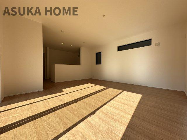 金沢区能見台通の居間・リビング|広いLDKは家具の配置の悩みもなく開放的な空間になっているので、是非ご見学ください♪