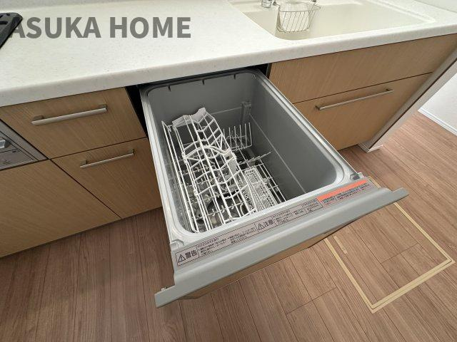 金沢区能見台通のキッチン|家事の時短にも役立つ食器洗浄乾燥機を標準装備。