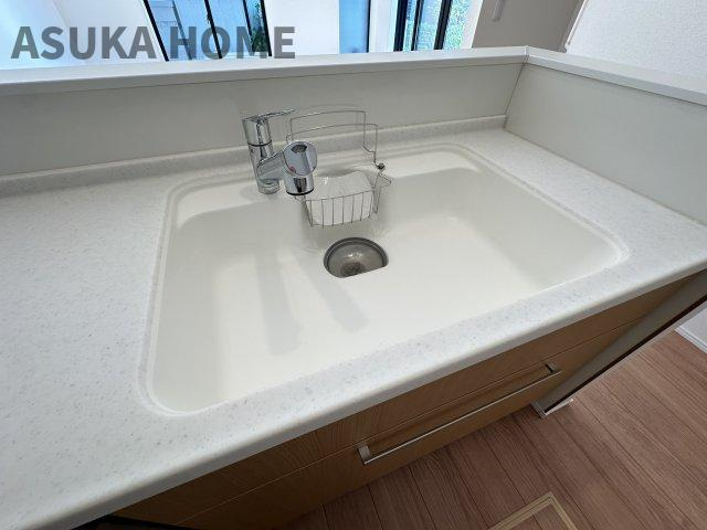 金沢区能見台通のキッチン|人気の人工大理石調のシンク。ワークトップとの一体とお手入れにしやすさが魅力的です。