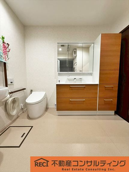 西宮市上田東町　中古戸建のトイレ