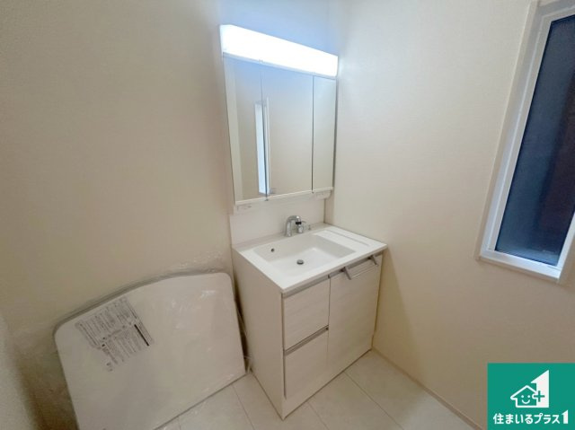 西宮市段上町　新築一戸建ての独立洗面台|清潔感のある洗面台です。フラットな鏡は掃除がしやすく毎日清潔！鏡裏には収納があるのでスッキリとした洗面台が保てます。